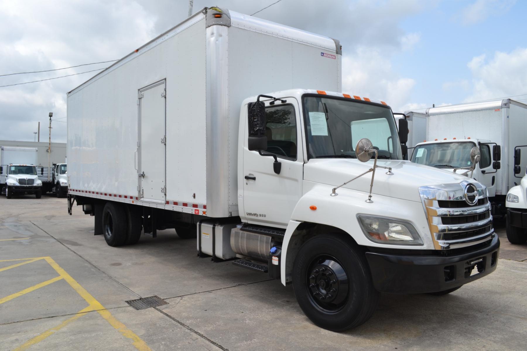 2016 WHITE /BLACK HINO 268 with an JO8E-VC 7.7L 220HP engine, ALLISON 2500RDS AUTOMATIC transmission, located at 9172 North Fwy, Houston, TX, 77037, (713) 910-6868, 29.887470, -95.411903 - 25,950LB GVWR NON CDL, MORGAN 26FT BOX, 109" X102", MAXON 3,300LB CAPACITY STEEL LIFT GATE, DUAL 50 GALLON FUEL TANKS, POWER WINDOWS, LOCKS, & MIRROS - Photo #2